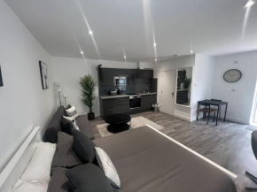 Harrystoke 1 bedroom studio, free parking & Garden